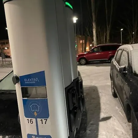 Tilava Kaksio, Saunalla Ja Saehkoeauton Latauksella. *